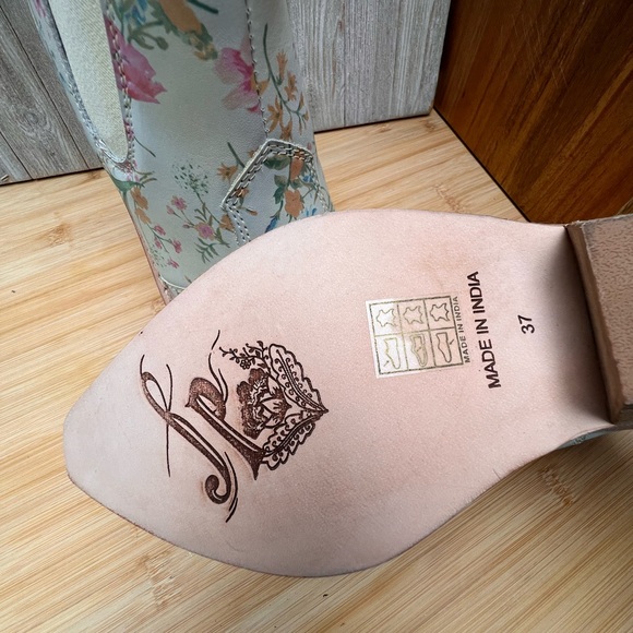 Vintage look ,romantic boho chic Free People Chelsea floral western boot. - Picture 2 of 4